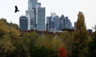 Las torres de Londres aparecen tras un parque de la ciudad en una imagen de archivo. EFE/EPA/ANDY RAIN
