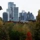 Las torres de Londres aparecen tras un parque de la ciudad en una imagen de archivo. EFE/EPA/ANDY RAIN