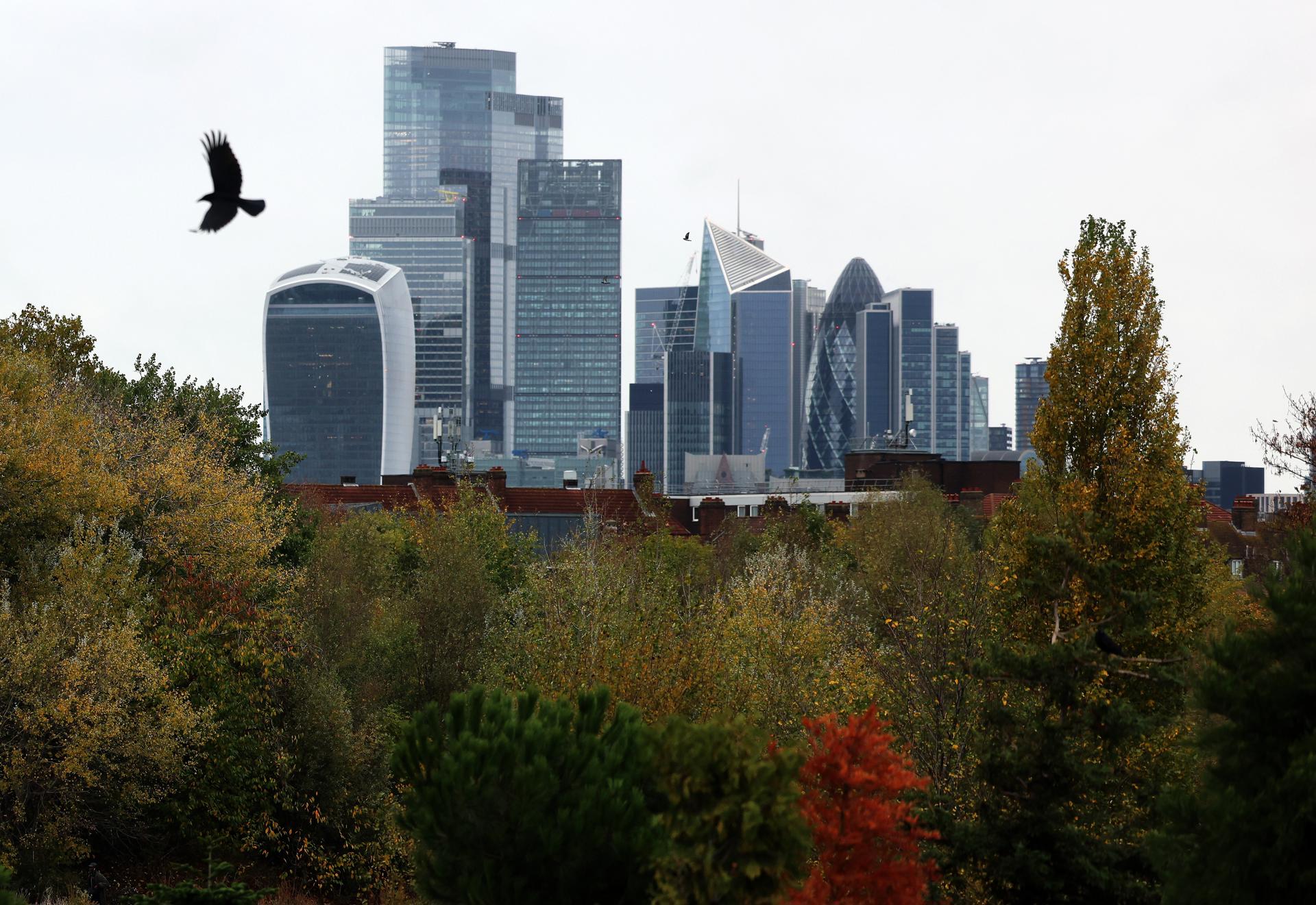 Las torres de Londres aparecen tras un parque de la ciudad en una imagen de archivo. EFE/EPA/ANDY RAIN
