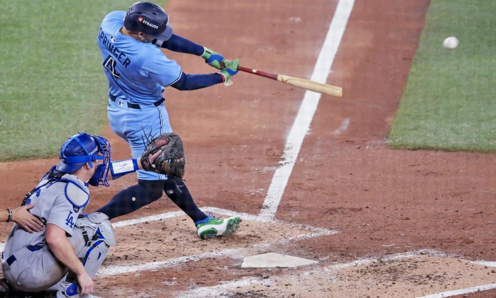 El bateador designado de los Azulejos de Toront, George Springer (d), conecta un sencillo con carrera impulsada contra Los Angeles Dodgers durante la tercera entrada del juego seis de la Serie Mundial de las Grandes Ligas entre los Los Angeles Dodgers y los Azulejos de Toronto en Toronto (Canadá). EFE/EDUARDO LIMA