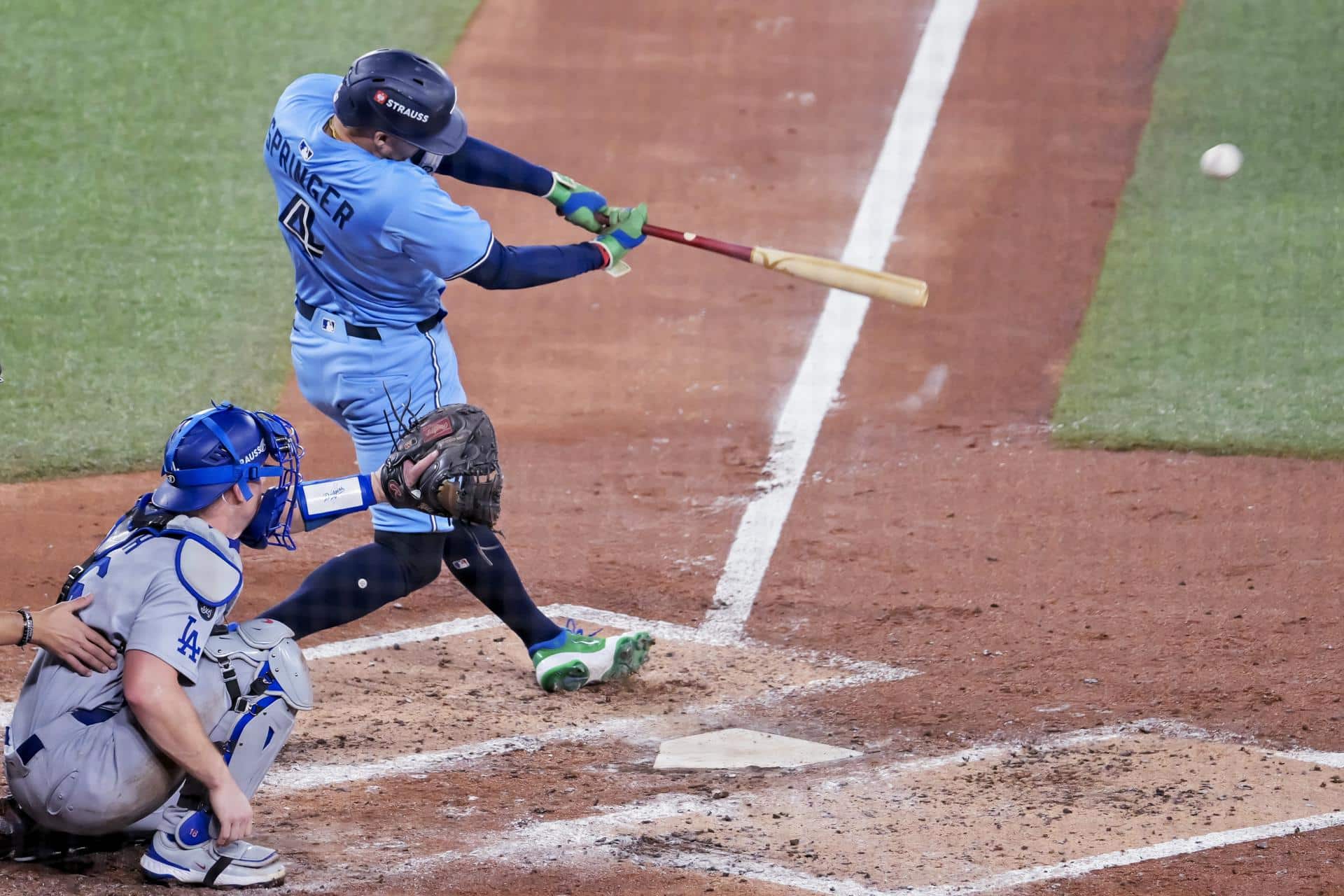 El bateador designado de los Azulejos de Toront, George Springer (d), conecta un sencillo con carrera impulsada contra Los Angeles Dodgers durante la tercera entrada del juego seis de la Serie Mundial de las Grandes Ligas entre los Los Angeles Dodgers y los Azulejos de Toronto en Toronto (Canadá). EFE/EDUARDO LIMA