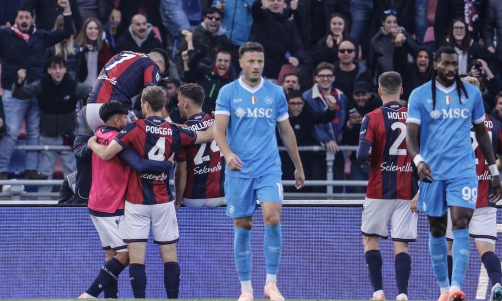 El jugador del Bolonia Thijs Dallinga (C) celebra un gol durante el partido de la Serie A que han jugado Bologna FC y SSC Napoli en el Renato Dall'Ara stadium de Bolonia, Italia. EFE/EPA/SERENA CAMPANINI