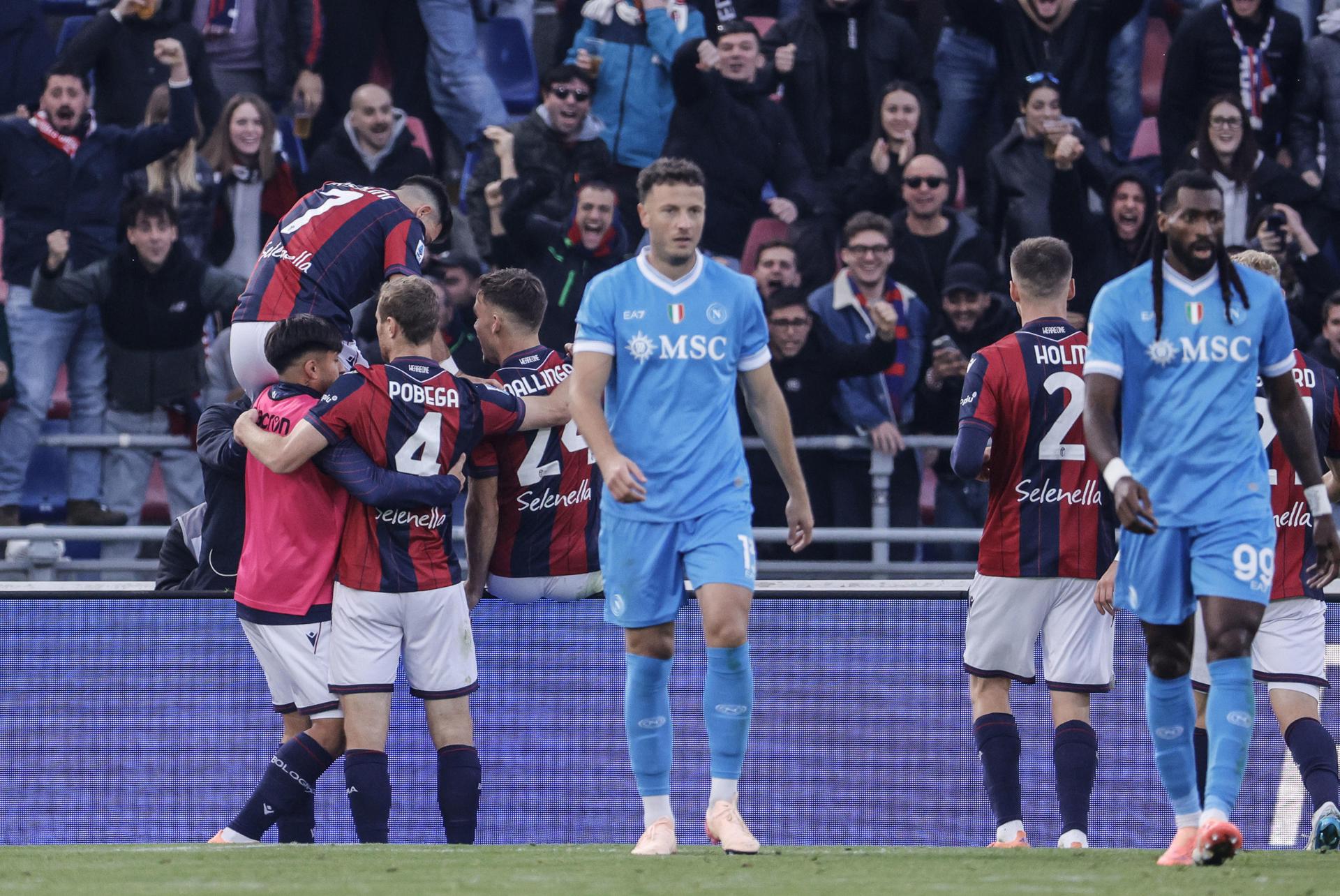 El jugador del Bolonia Thijs Dallinga (C) celebra un gol durante el partido de la Serie A que han jugado Bologna FC y SSC Napoli en el Renato Dall'Ara stadium de Bolonia, Italia. EFE/EPA/SERENA CAMPANINI