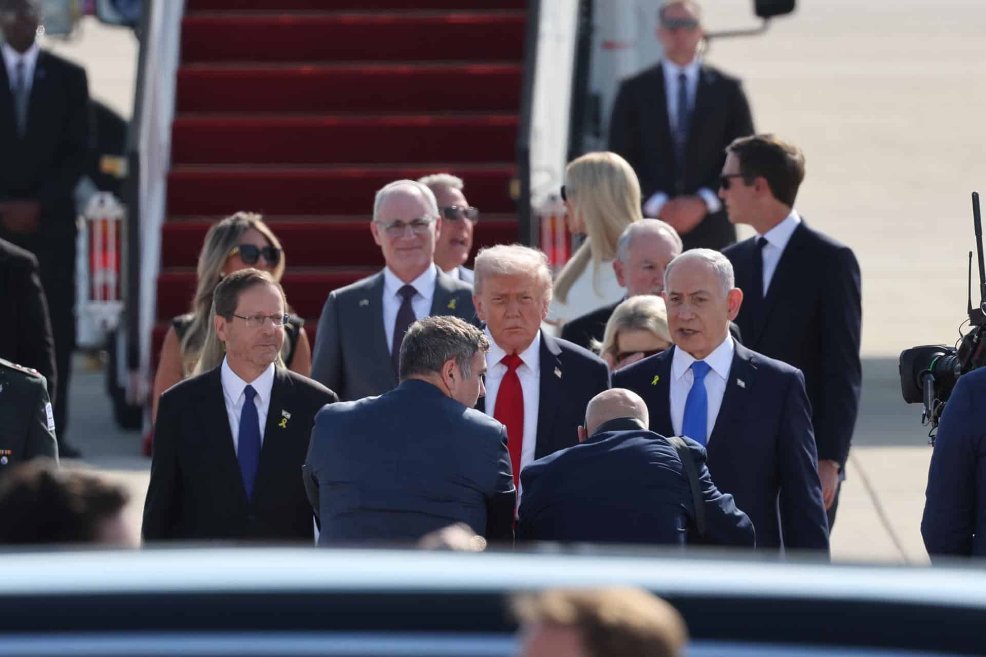 Foto de archivo de la llegada del presidente de Estados Unidos, Donald Trump (C), al Aeropuerto Ben Gurión de Tel Aviv, donde le esperaban el primer ministro israelí, Benjamín Netanyahu (D), y el presidente del país, Isaac Herzog, el 13 de octubre de 2025. Netanyahu envió a Herzog través de su abogado la petición del indulto en el juicio en el que se enfrenta a tres causas por corrupción, fraude, abuso de confianza y soborno. EFE/EPA/DEBBIE HILL / POOL