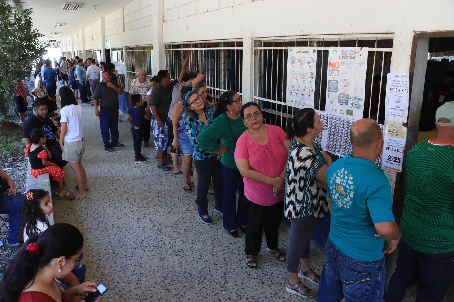 Personas hacen fila para votar durante la jornada de las elecciones generales este domingo, en San Pedro Sula (Honduras). EFE/ José Valle