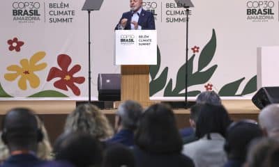 El presidente de Brasil, Luiz Inácio Lula da Silva, habla durante la apertura de la cumbre de líderes de la COP30 este jueves, en el Hangar Centro de Convenciones, en Belém (Brasil). EFE/ André Coelho