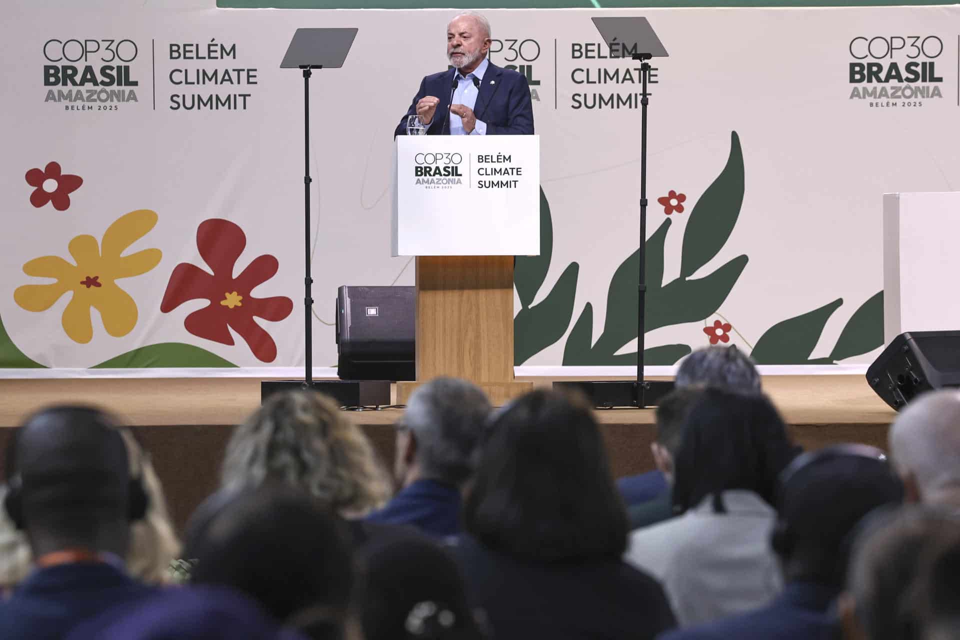 El presidente de Brasil, Luiz Inácio Lula da Silva, habla durante la apertura de la cumbre de líderes de la COP30 este jueves, en el Hangar Centro de Convenciones, en Belém (Brasil). EFE/ André Coelho