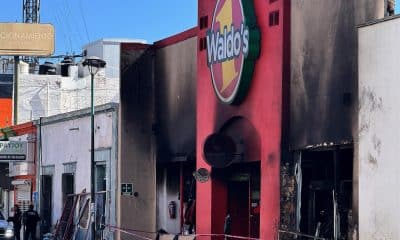 Fotografía de este domingo, donde se observa la fachada de una tienda comercial afectada por un incendio ocurrido el pasado sábado en la ciudad de Hermosillo, en Sonora (México). EFE/ Daniel Sánchez
