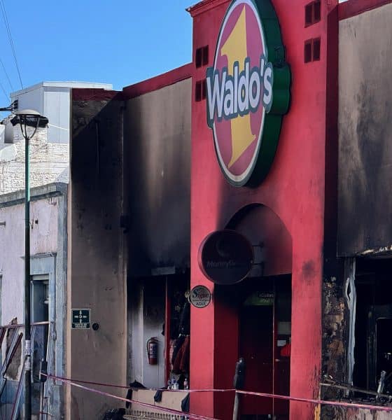 Fotografía de este domingo, donde se observa la fachada de una tienda comercial afectada por un incendio ocurrido el pasado sábado en la ciudad de Hermosillo, en Sonora (México). EFE/ Daniel Sánchez