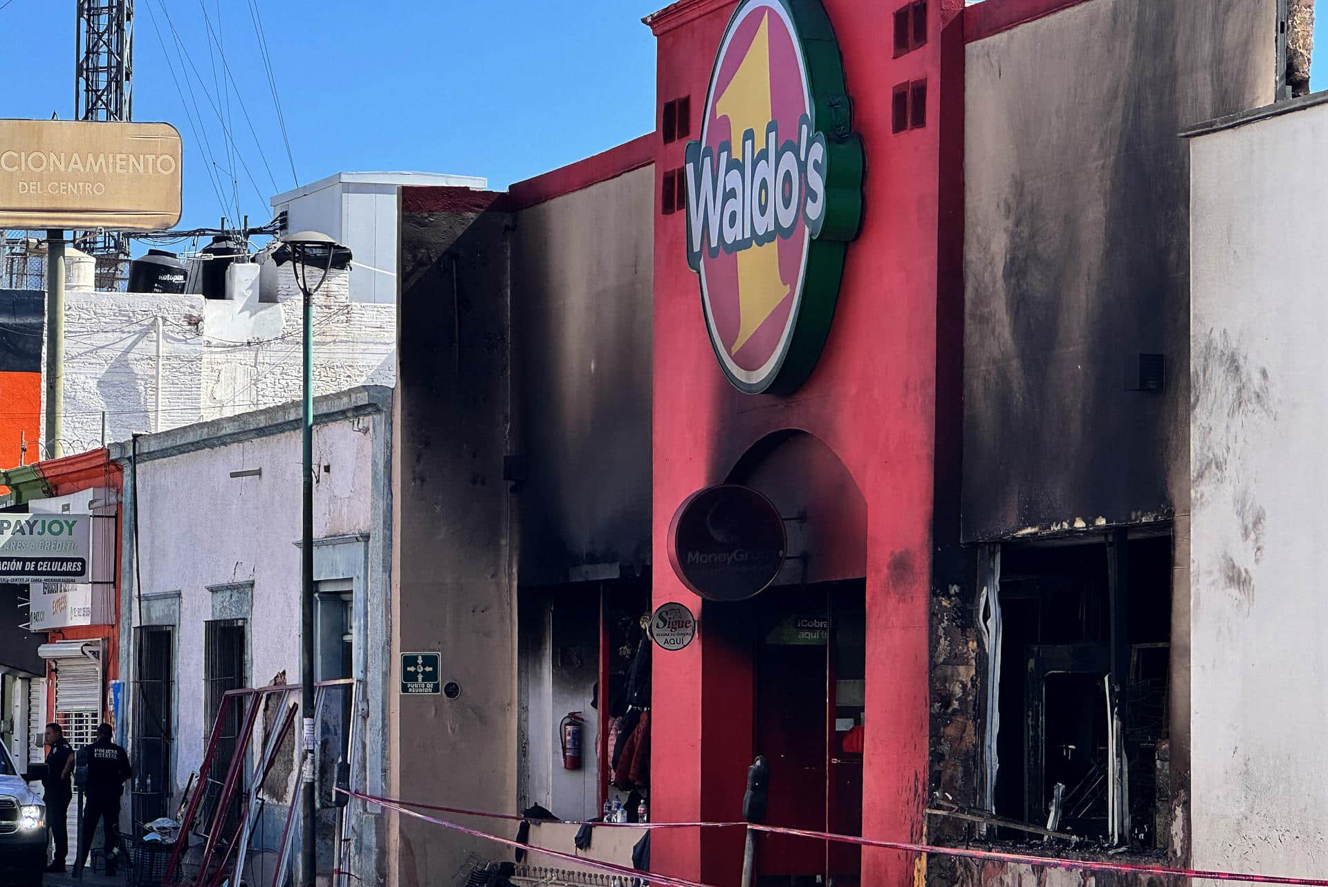 Fotografía de este domingo, donde se observa la fachada de una tienda comercial afectada por un incendio ocurrido el pasado sábado en la ciudad de Hermosillo, en Sonora (México). EFE/ Daniel Sánchez