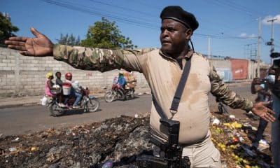Fotografía de archivo del líder de la principal banda armada ilegal de Haití, Jimmy Cherizier, alias Barbecue, en una calle del barrio La Saline, en Puerto Príncipe (Haití). EFE/Orlando Barría
