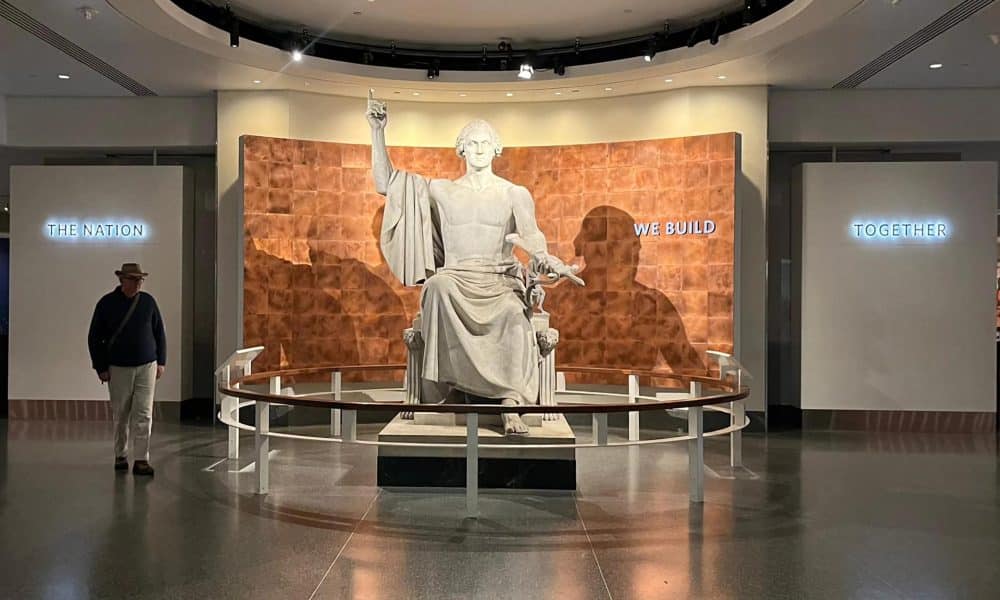 Un persona camina al interior del Museo Nacional de Historia Estadounidense este viernes, en Washington (Estados Unidos). EFE/Leonor Trinidad