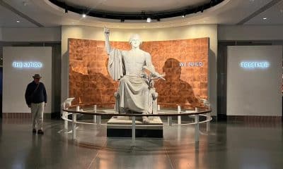 Un persona camina al interior del Museo Nacional de Historia Estadounidense este viernes, en Washington (Estados Unidos). EFE/Leonor Trinidad