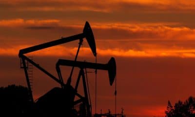 Fotografía de archivo de unidades de bombeo en un campo de petróleo cerca a Los Ángeles (EEUU). EFE/PAUL BUCK