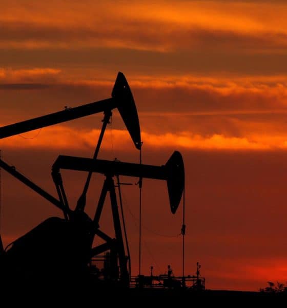 Fotografía de archivo de unidades de bombeo en un campo de petróleo cerca a Los Ángeles (EEUU). EFE/PAUL BUCK