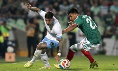 Jesús Gallardo (d), de México disputa un balón con Brian Rodríguez (i), de Uruguay, durante un partido amistoso entre Uruguay y México en el estadio Corona en Torreón (México). EFE/Antonio Ojeda