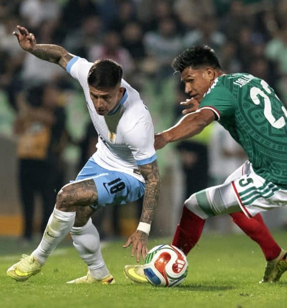 Jesús Gallardo (d), de México disputa un balón con Brian Rodríguez (i), de Uruguay, durante un partido amistoso entre Uruguay y México en el estadio Corona en Torreón (México). EFE/Antonio Ojeda