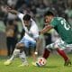 Jesús Gallardo (d), de México disputa un balón con Brian Rodríguez (i), de Uruguay, durante un partido amistoso entre Uruguay y México en el estadio Corona en Torreón (México). EFE/Antonio Ojeda