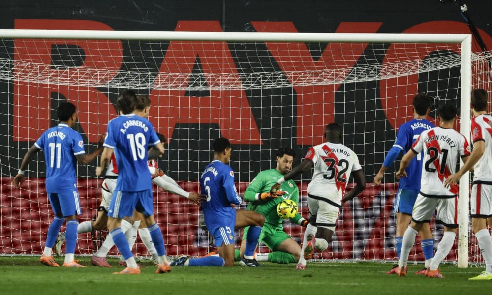 El portero argentino del Rayo Vallecano Augusto Batalla (c-d) atrapa un balón durante el partido de la jornada 12 de LaLiga EA Sports que Rayo Vallecano y Real Madrid disputaron en el Estadio de Vallecas, en la capital española. EFE/Mariscal