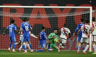 El portero argentino del Rayo Vallecano Augusto Batalla (c-d) atrapa un balón durante el partido de la jornada 12 de LaLiga EA Sports que Rayo Vallecano y Real Madrid disputaron en el Estadio de Vallecas, en la capital española. EFE/Mariscal