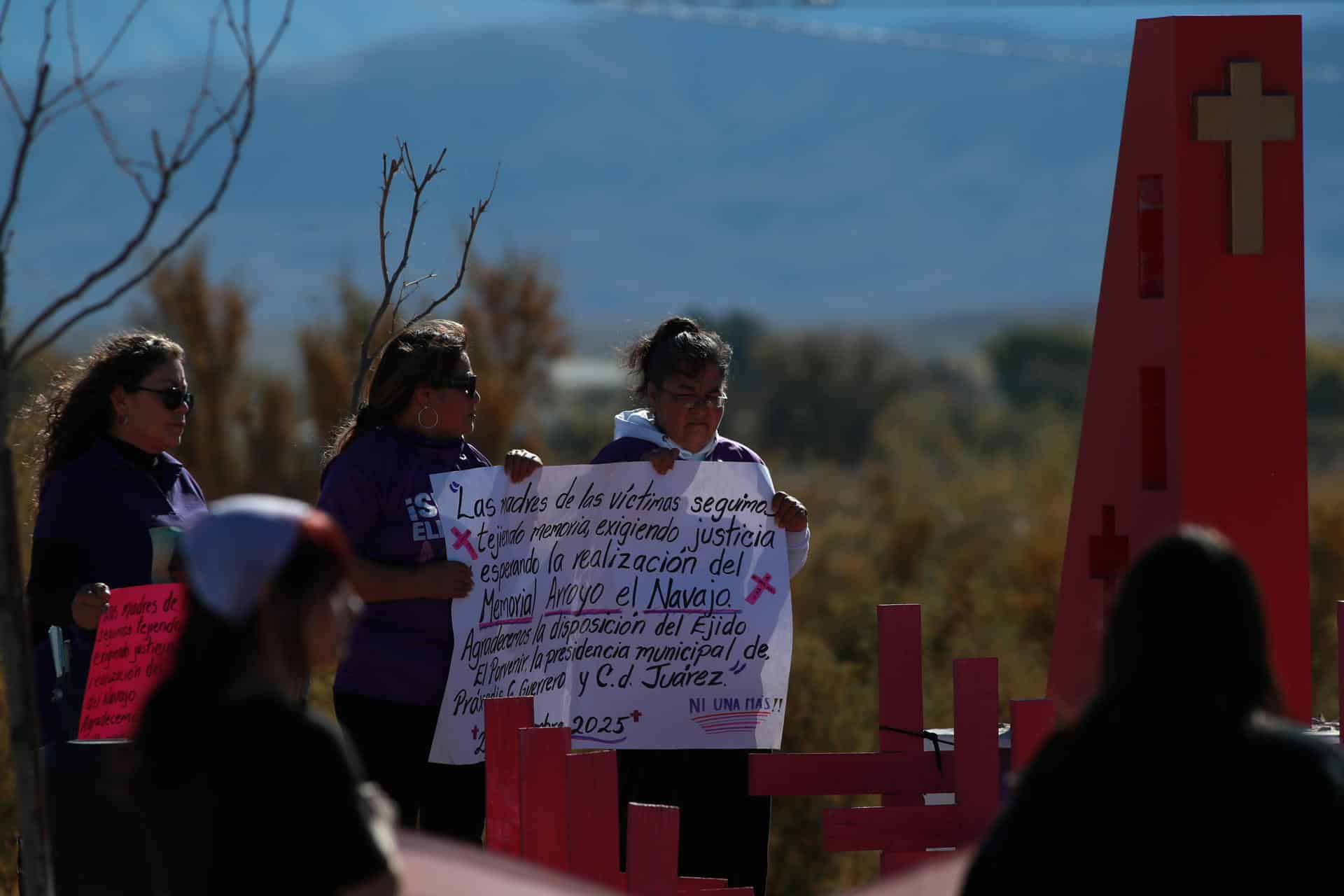 Familiares de víctimas de feminicidio participan en una caravana para exigir justicia este sábado, en Ciudad Juárez (México). EFE/ Luis Torres
