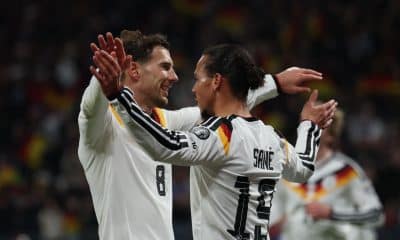 El alemán Leroy Sané (d) celebra con su compañero Leon Goretzka después de marcar el 4-0 en el partido que su selección disputó contra Eslovaquia en Leipzig este lunes, correspondiente a la fase de clasificación europea para el Mundial 2026. EFE/FILIP SINGER