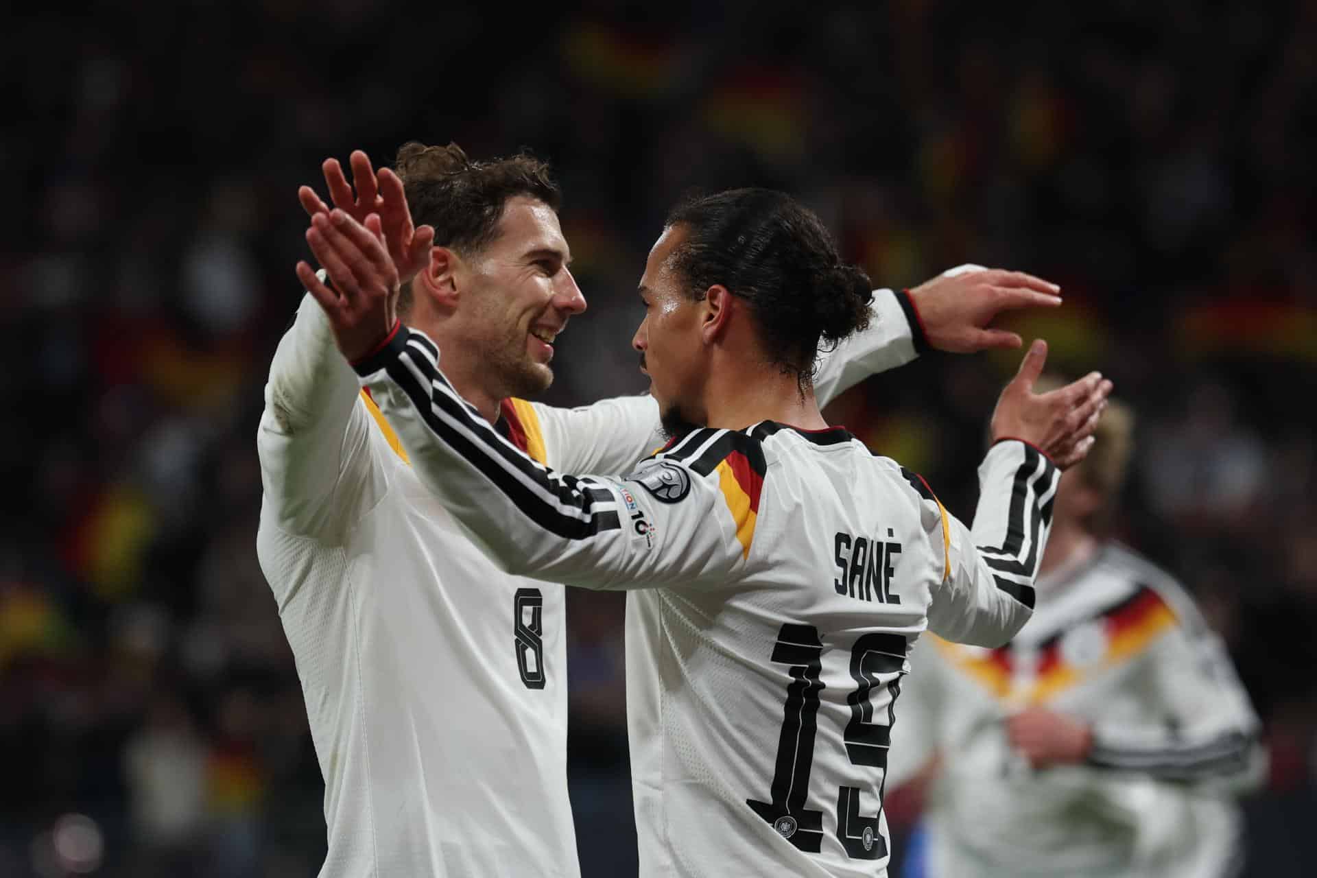 El alemán Leroy Sané (d) celebra con su compañero Leon Goretzka después de marcar el 4-0 en el partido que su selección disputó contra Eslovaquia en Leipzig este lunes, correspondiente a la fase de clasificación europea para el Mundial 2026. EFE/FILIP SINGER
