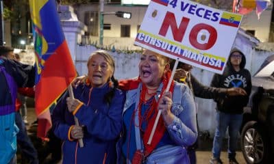 AME9904.QUITO (ECUADOR), 16/11/2025.- Simpatizantes del Movimiento Revolución Ciudadana celebran el triunfo del 'No' en el referéndum este domingo, en Quito (Ecuador). EFE/ José Jácome