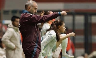 El entrenador de la selección femenina de México, Pedro López, dirige un partido amistoso en el estadio Nemesio Díez, en Toluca (México). Imagen de archivo. EFE/ Alex Cruz