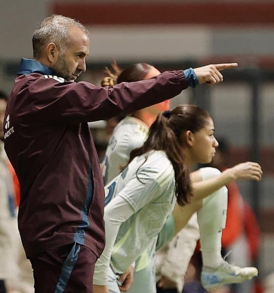 El entrenador de la selección femenina de México, Pedro López, dirige un partido amistoso en el estadio Nemesio Díez, en Toluca (México). Imagen de archivo. EFE/ Alex Cruz