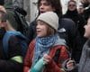 La activista Greta Thunberg junto a integrantes del grupo ecologista 'Extinction Rebellion', que tiñeron este sábado de verde el Gran Canal de la ciudad italiana de Venecia (norte de Italia) como parte de una protesta contra las "políticas ecocidas" del Gobierno italiano y los efectos del cambio climático.EFE/EPA
