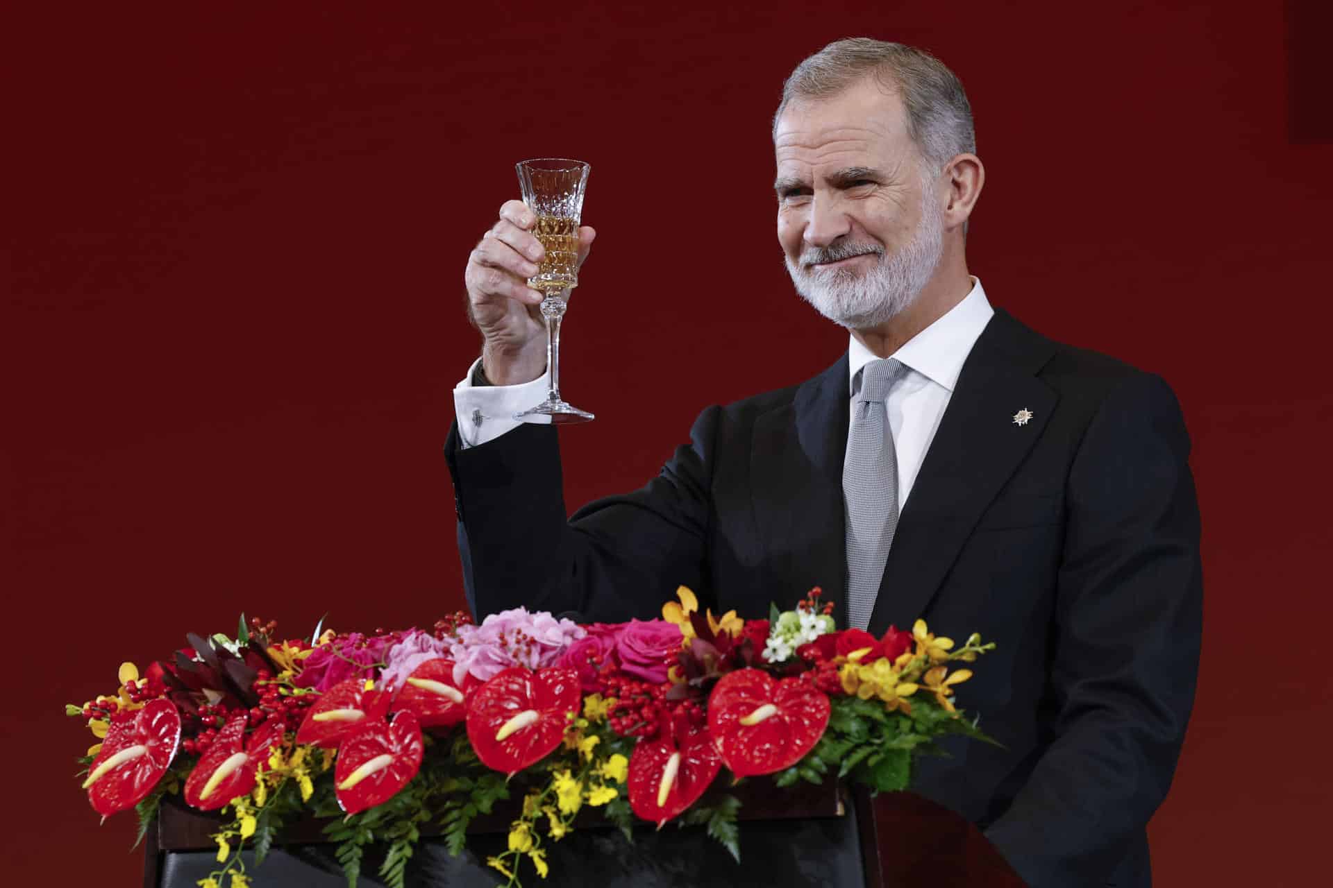 El rey Felipe VI ibrinda durante la cena de gala ofrecida por el presidente chino, Xi Jinping. EFE/ Chema Moya