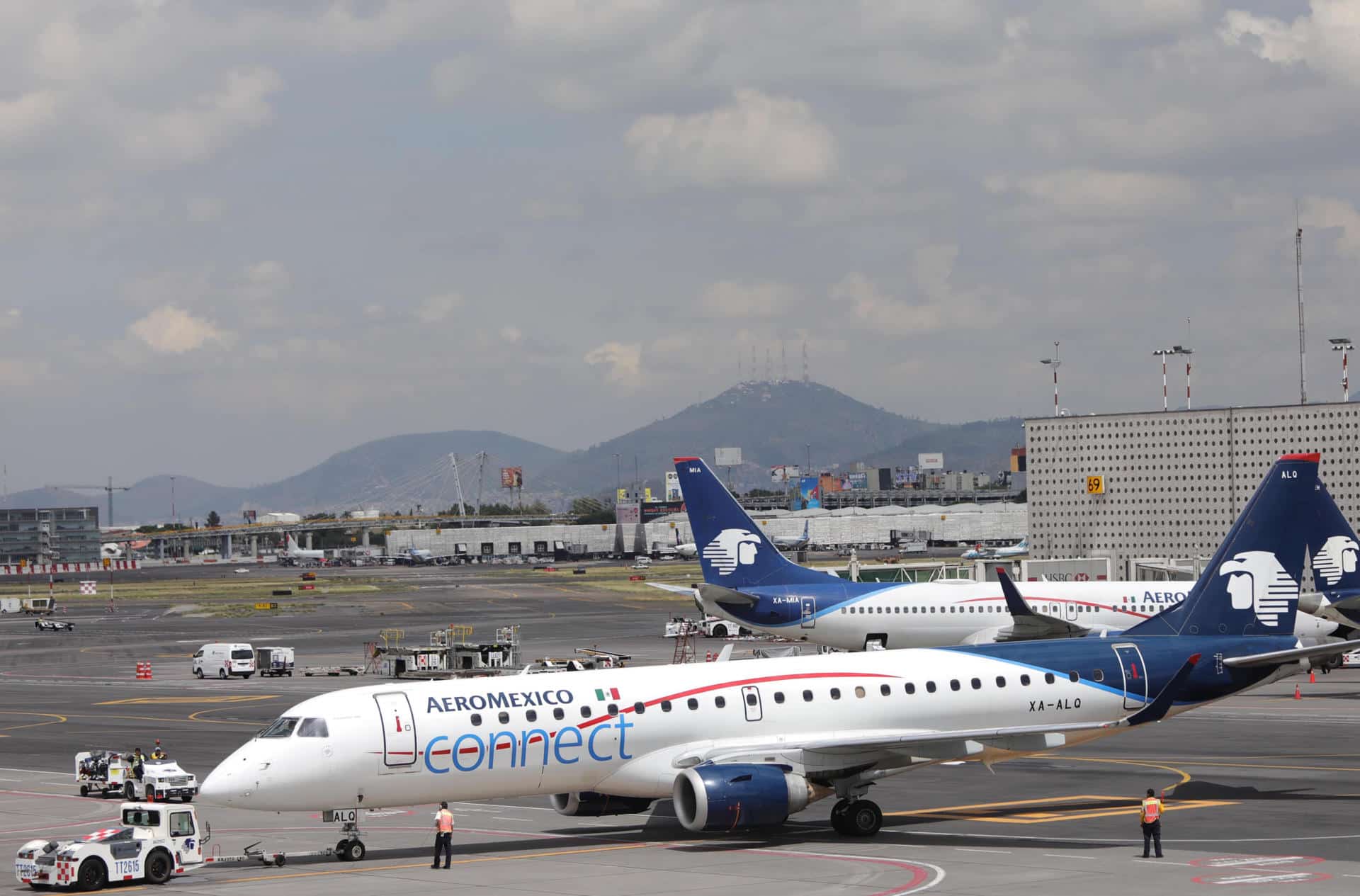 Fotografía de archivo donde se observan aviones de la empresa Aeromexico en Ciudad de México (México). EFE/Sáshenka Gutiérrez