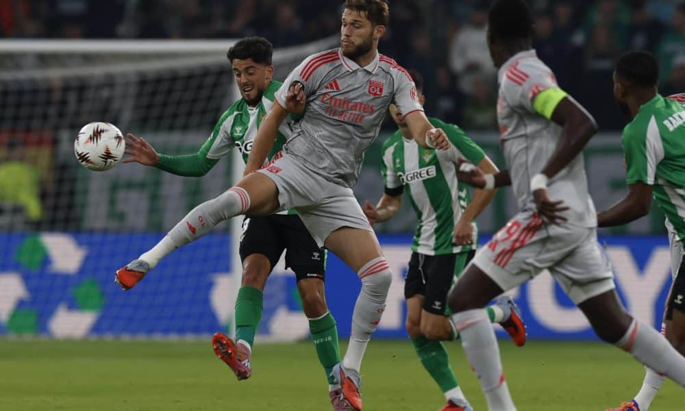 Pablo Fornals (i) pugna por el balón con el centrocampista del Lyon midfielder Tanner Tessmann (C), durante el partido de la Liga Europa que disputó con el Betis este jueves. EFE/Julio Munoz