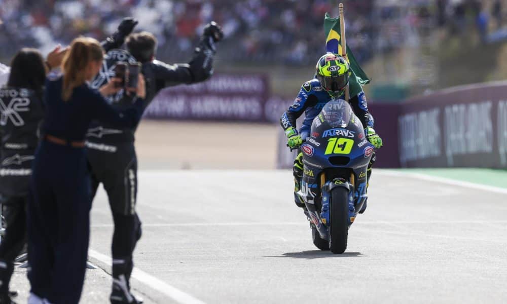 El piloto brasileño Diogo Moreira celebra su victoria en el Grand Premio de Portugal de Moto2. EFE/EPA/JOSE SENA GOULAO