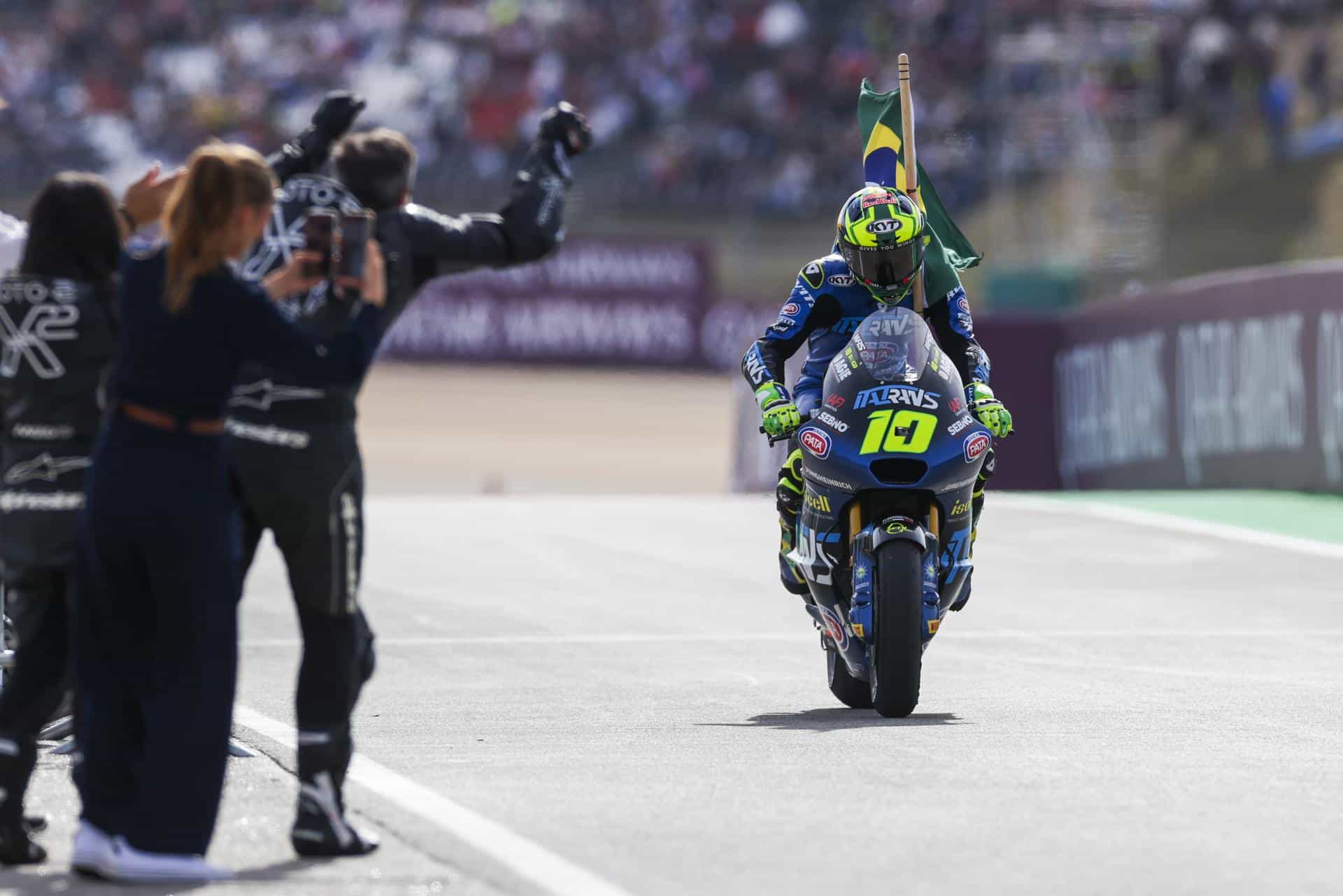 El piloto brasileño Diogo Moreira celebra su victoria en el Grand Premio de Portugal de Moto2. EFE/EPA/JOSE SENA GOULAO