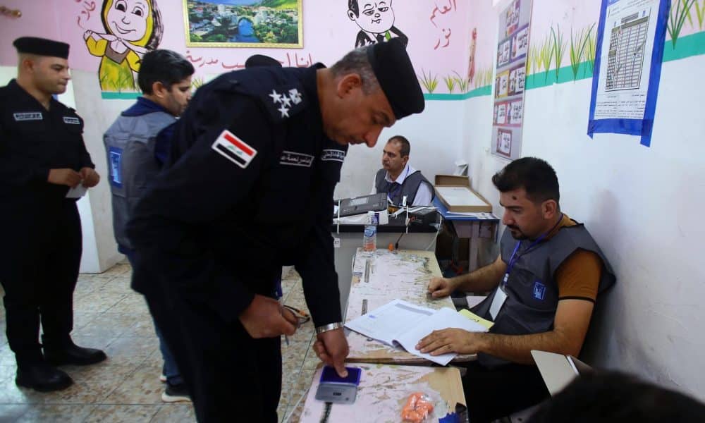Un policía iraquí vota durante el sufragio anticipado para las elecciones parlamentarias en un colegio electoral de Bagdad, Irak, el 9 de noviembre de 2025. EFE/EPA/CEERWAN AZIZ