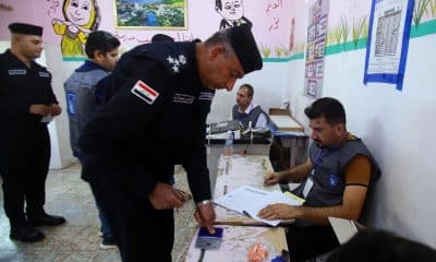 Un policía iraquí vota durante el sufragio anticipado para las elecciones parlamentarias en un colegio electoral de Bagdad, Irak, el 9 de noviembre de 2025. EFE/EPA/CEERWAN AZIZ
