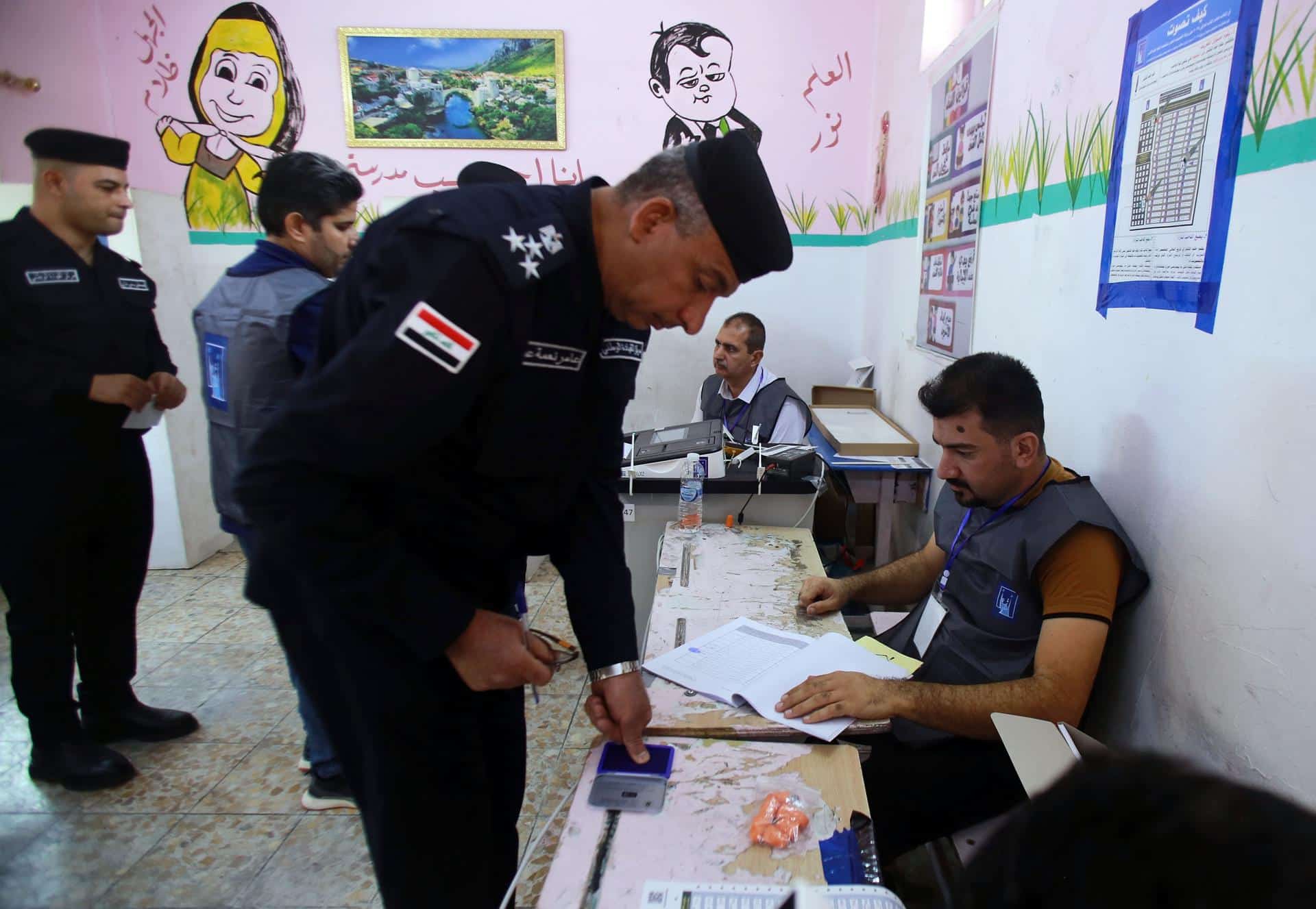 Un policía iraquí vota durante el sufragio anticipado para las elecciones parlamentarias en un colegio electoral de Bagdad, Irak, el 9 de noviembre de 2025. EFE/EPA/CEERWAN AZIZ