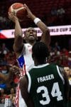 Gary Browne (i), de Puerto Rico, disputa un balón con Giovanni Fraser, de Jamaica, durante un partido de la primera ronda del grupo B de la clasificación para la Copa Mundial de Baloncesto 2027 entre Puerto Rico y Jamaica en el Coliseo Roberto Clemente, en San Juan (Puerto Rico). EFE/Thais Llorca
