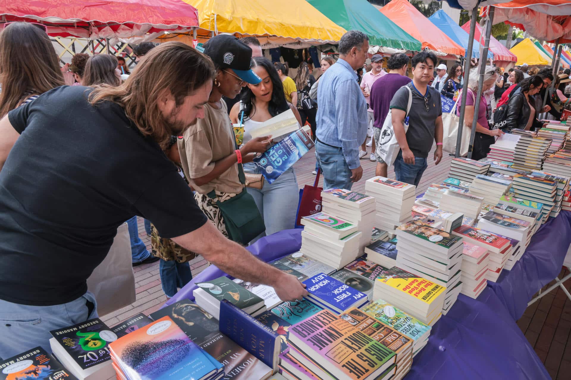Fotografía del 24 de noviembre de 2024 cedida por el Miami Dade College (MDC) de personas visitando la 41 edición de la Feria del Libro de Miami (Miami Book Fair) en el Wolfson Campus en Miami, Florida (Estados Unidos). EFE/ Giorgio Viera/ Miami Dade College/ SOLO USO EDITORIAL /NO VENTAS /SOLO DISPONIBLE PARA ILUSTRAR LA NOTICIA QUE ACOMPAÑA /CRÉDITO OBLIGATORIO