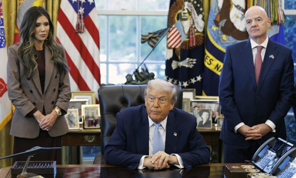 La secretaria de Seguridad Nacional de EE.UU., Kristi Noem (i), y el presidente de la FIFA, Gianni Infantino (d), asisten a una reunión con el presidente de EE.UU., Donald Trump (C). EFE/EPA/WILL OLIVER / POOL