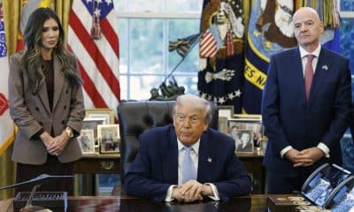 La secretaria de Seguridad Nacional de EE.UU., Kristi Noem (i), y el presidente de la FIFA, Gianni Infantino (d), asisten a una reunión con el presidente de EE.UU., Donald Trump (C). EFE/EPA/WILL OLIVER / POOL