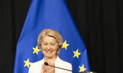 La presidenta de la Comisión Europea, Ursula von der Leyen, dirige una conferencia de prensa con el presidente sudafricano Ramaphosa (no aparece en la foto) después de una reunión en Sandton City, Johannesburgo, Sudáfrica, 20 de noviembre de 2025, con motivo de la Cumbre del Grupo de los Veinte (G20). La Cumbre de Líderes del G20 de dos días tendrá lugar en Sudáfrica del 22 al 23 de noviembre de 2025. (Sudáfrica, Johannesburgo)
 EFE/EPA/KIM LUDBROOK