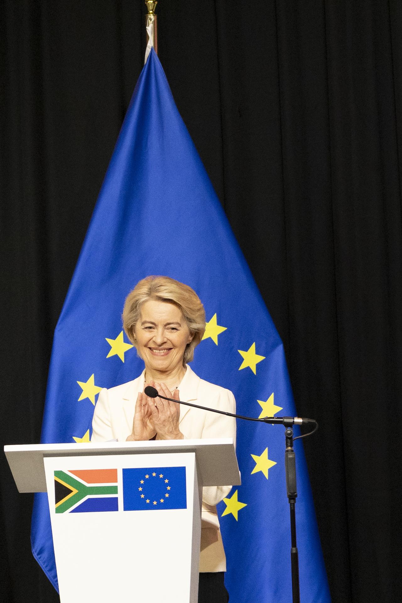 La presidenta de la Comisión Europea, Ursula von der Leyen, dirige una conferencia de prensa con el presidente sudafricano Ramaphosa (no aparece en la foto) después de una reunión en Sandton City, Johannesburgo, Sudáfrica, 20 de noviembre de 2025, con motivo de la Cumbre del Grupo de los Veinte (G20). La Cumbre de Líderes del G20 de dos días tendrá lugar en Sudáfrica del 22 al 23 de noviembre de 2025. (Sudáfrica, Johannesburgo)
 EFE/EPA/KIM LUDBROOK
