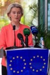 La presidenta de la Comisión Europea, Ursula von der Leyen, habla durante una conferencia de prensa sobre la reunión que tuvo lugar en Luanda entre los miembros de la UE en relación con el plan de paz de EE. UU. para el conflicto entre Rusia y Ucrania, antes de la 7ª Cumbre Unión Europea-Unión Africana en Luanda, Angola, 24 de noviembre de 2025. Marcando 25 años de asociación UE-UA, y bajo el tema 'Promover la paz y la prosperidad a través de un multilateralismo efectivo', la cumbre se celebra en un momento en que Angola asume la presidencia rotativa de la Unión Africana. EFE/EPA/AMPE ROGERIO
