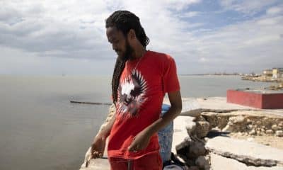 El joven Demore Adams pesca para poder llevar comida a su casa este martes, en Black River (Jamaica). EFE/Orlando Barría