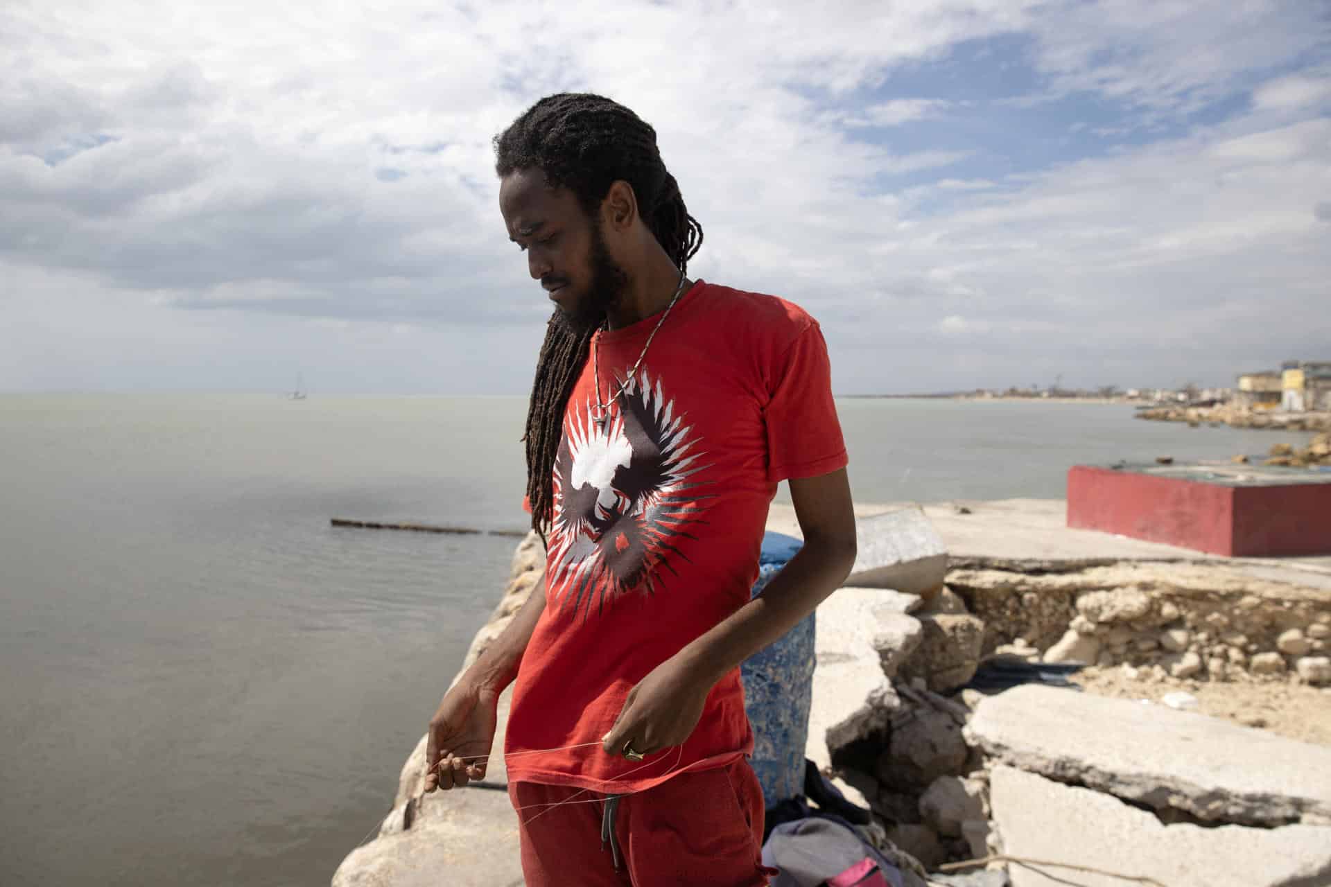 El joven Demore Adams pesca para poder llevar comida a su casa este martes, en Black River (Jamaica). EFE/Orlando Barría