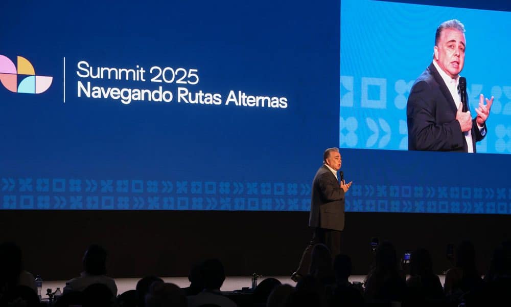 Fotografía cedida por Summit Foro Mar de Cortés de su presidente ejecutivo, Radamés Díaz Meza, hablando en el evento este miércoles, en Los Cabos (México). EFE/ Summit Foro Mar de Cortés
