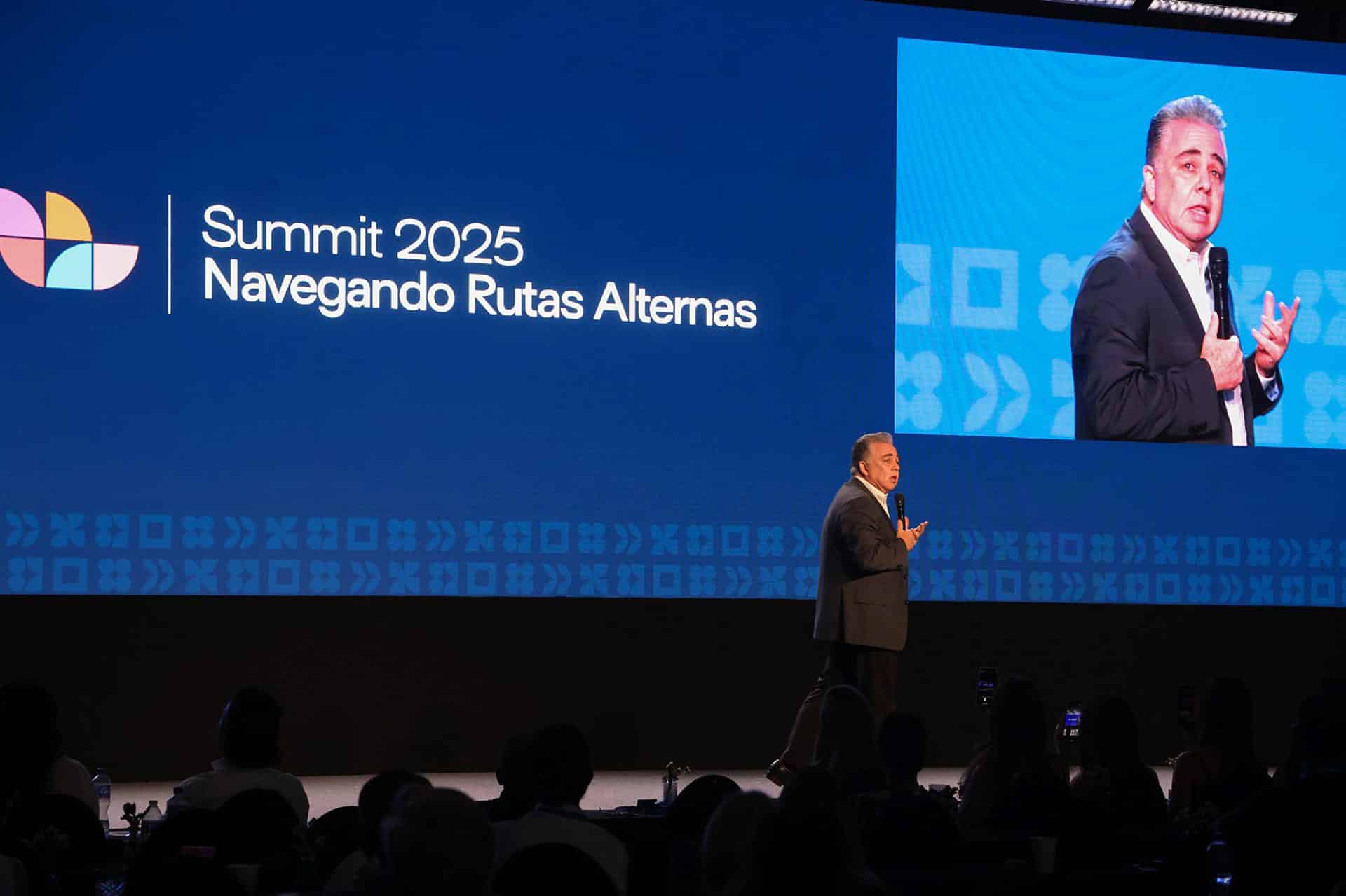 Fotografía cedida por Summit Foro Mar de Cortés de su presidente ejecutivo, Radamés Díaz Meza, hablando en el evento este miércoles, en Los Cabos (México). EFE/ Summit Foro Mar de Cortés